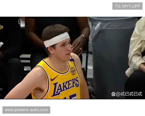 球星跌倒瞬间引发全场关注 赛场上摔倒背后的原因与影响分析