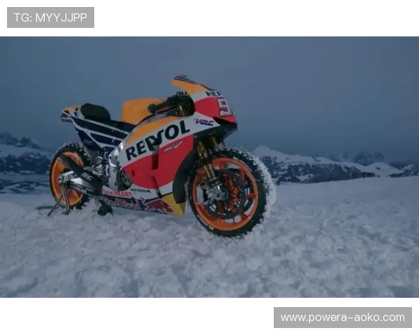 足球巨星们驾驶摩托车搞笑大乱斗 谁能保持最酷风采完美飙车